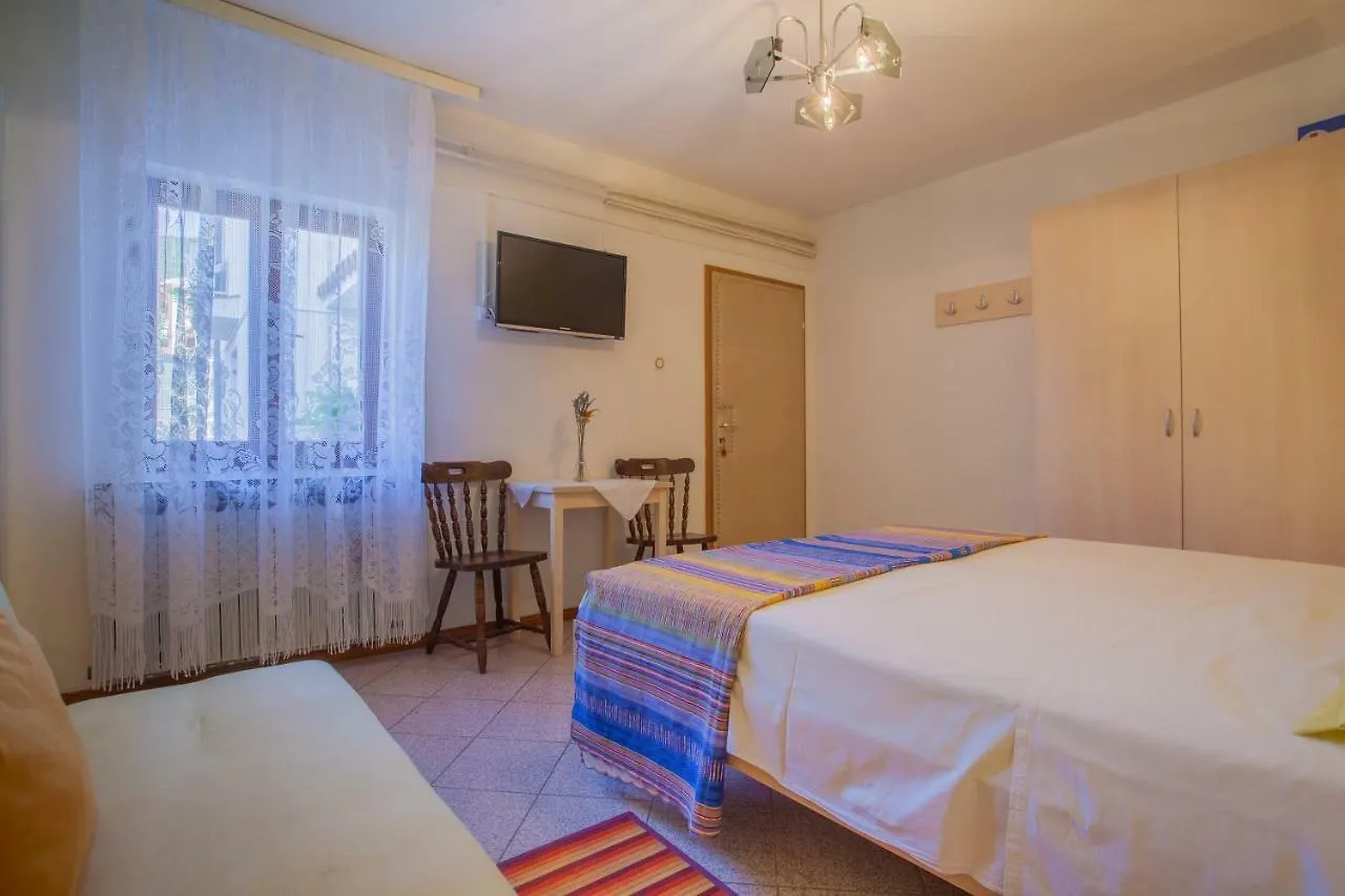 Rooms Ester Cres